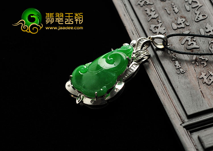 冰种阳绿满绿缅甸翡翠A货镶白金如意胸坠（真钻）