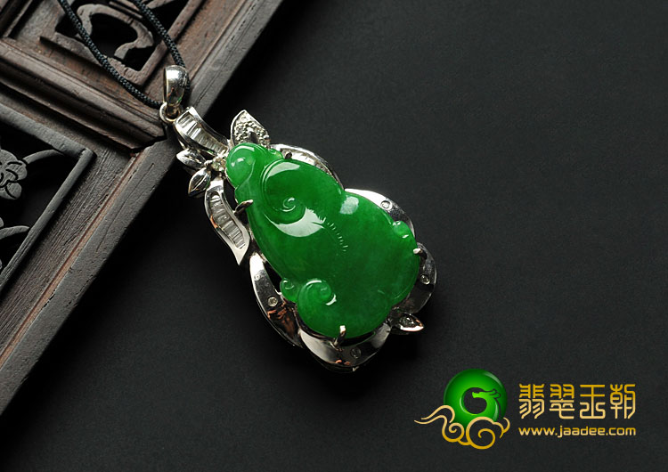 冰种阳绿满绿缅甸翡翠A货镶白金如意胸坠（真钻）