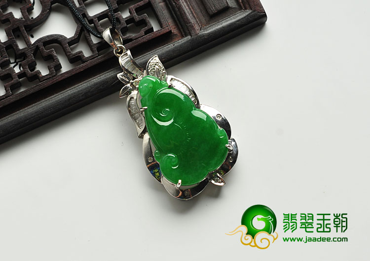 冰种阳绿满绿缅甸翡翠A货镶白金如意胸坠（真钻）
