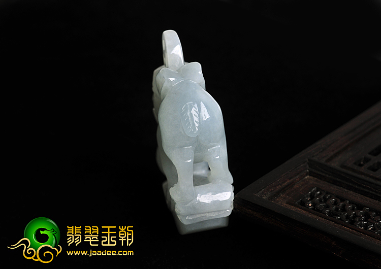糯冰种晴水缅甸翡翠A货吉兔送宝挂件