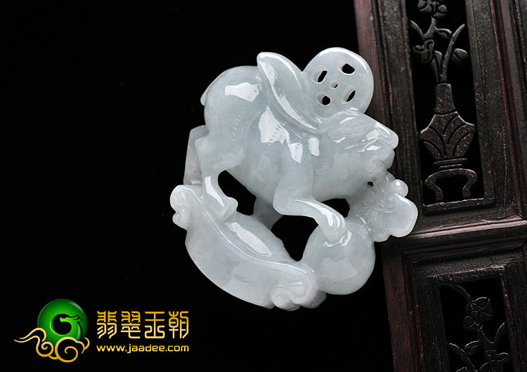 糯冰种晴水缅甸翡翠A货吉兔送宝挂件