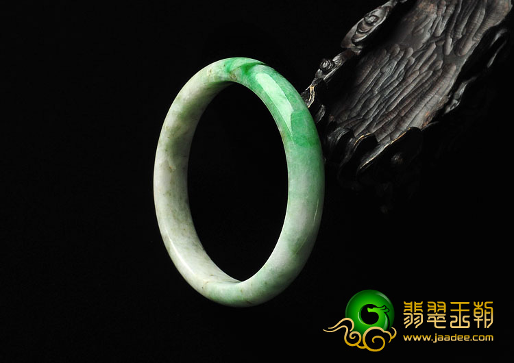 细糯种翠色缅甸翡翠A货手镯（56.3mm）