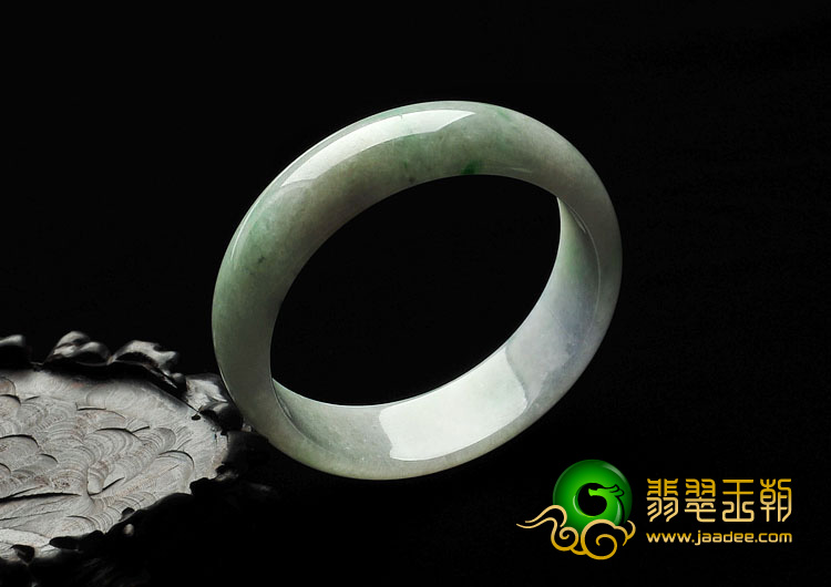 糯冰种晴水略飘花带春缅甸翡翠A货手镯（59.2mm）