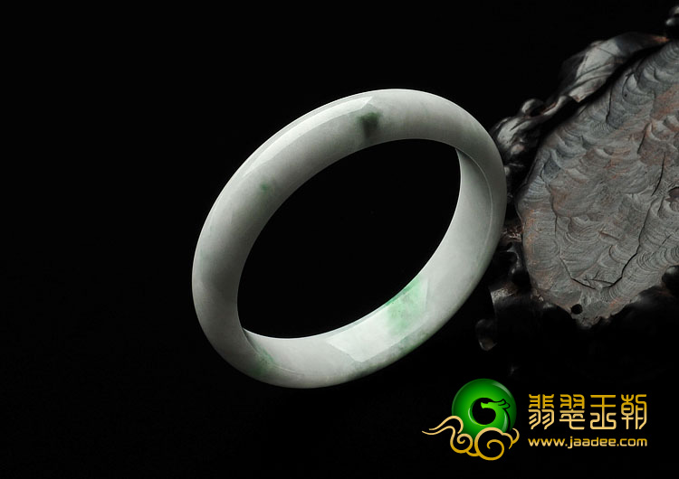细糯种飘翠缅甸翡翠A手镯（58.3mm）