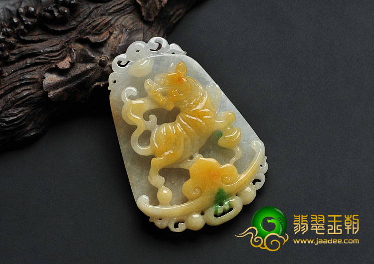 糯冰种黄加绿缅甸翡翠A货虎牌挂件