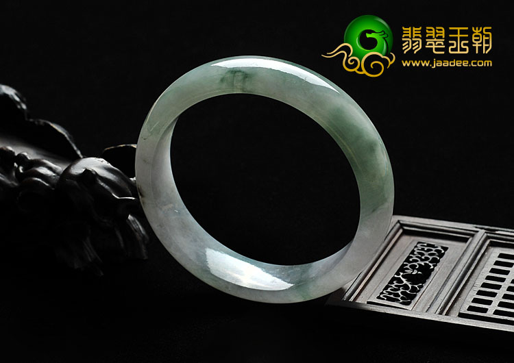 糯冰种飘花缅甸翡翠A货手镯（57.9mm）