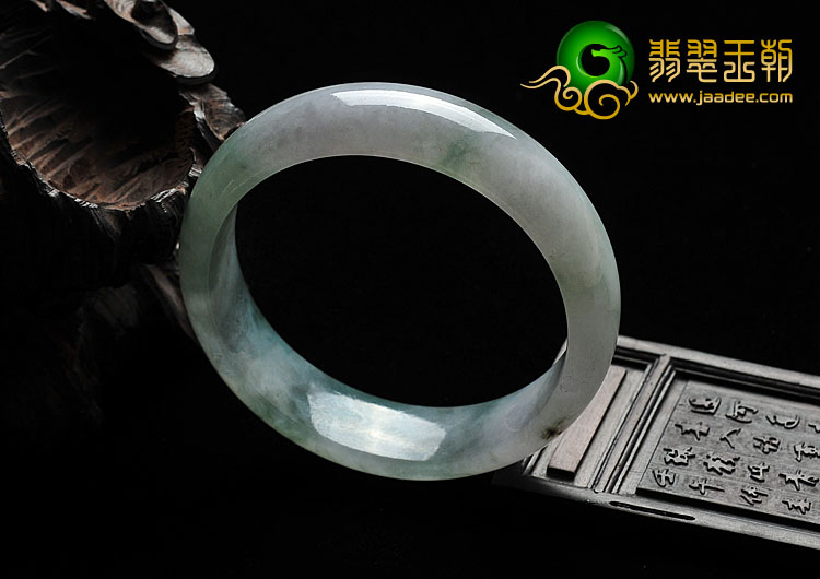 糯冰种飘花缅甸翡翠A货手镯（57.9mm）