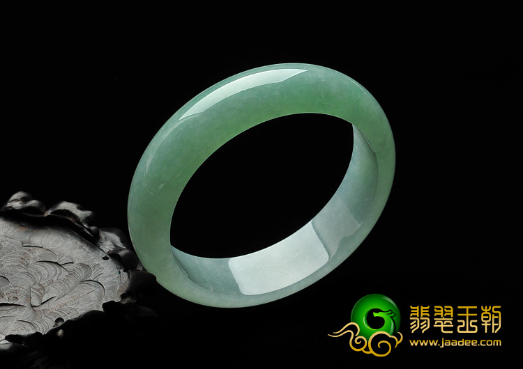 糯冰种豆绿缅甸翡翠A货手镯（56.7mm）