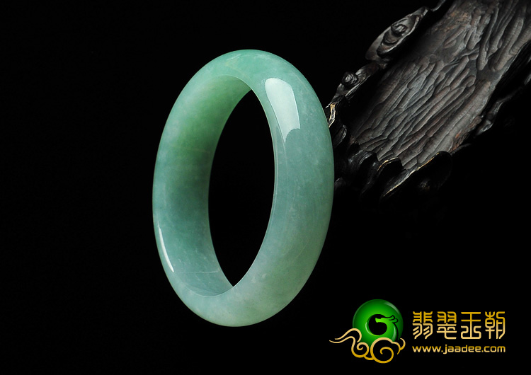 糯冰种豆绿缅甸翡翠A货手镯（56.7mm）