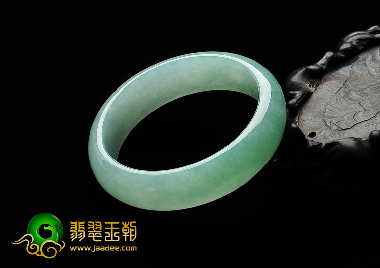 糯冰种豆绿缅甸翡翠A货手镯（56.7mm）