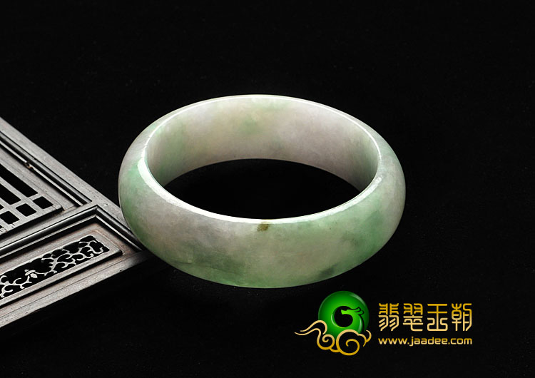 糯冰种淡春带彩缅甸翡翠A货手镯（55.1mm）