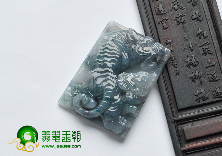 冰种水墨色飘花缅甸翡翠A货虎虎生威挂件