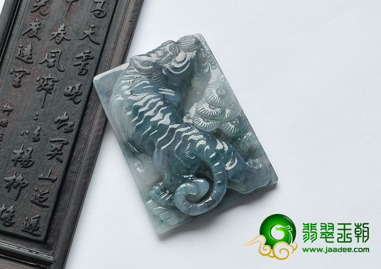 冰种水墨色飘花缅甸翡翠A货虎虎生威挂件