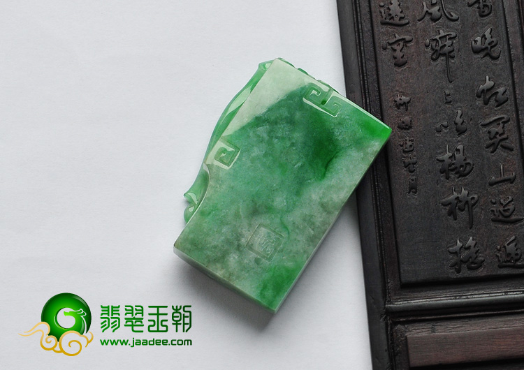 糯冰种翠色缅甸翡翠A货出类拔萃挂件