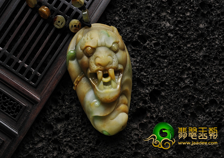 细糯种黄加绿缅甸翡翠A货虎头挂件