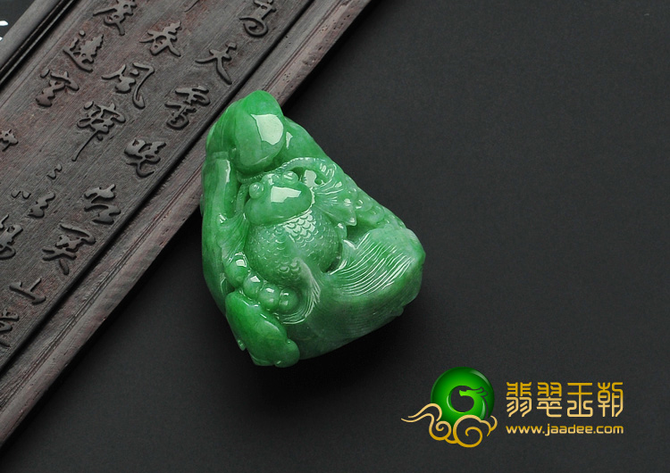 糯冰种翠色缅甸翡翠A货年年有余挂件