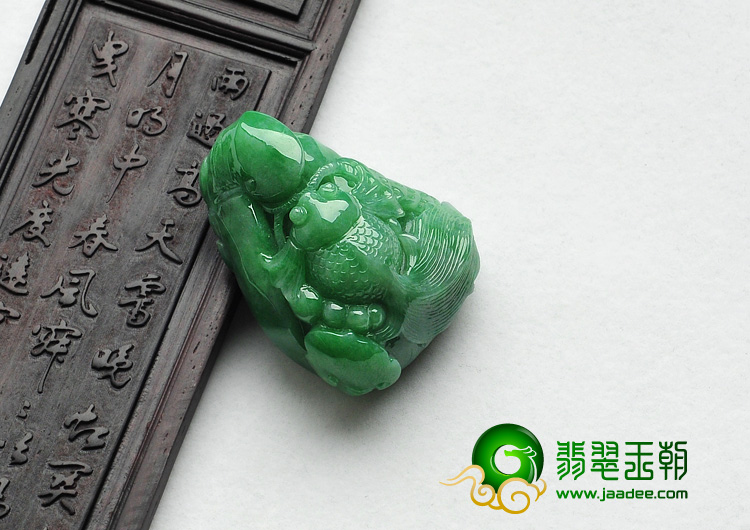 糯冰种翠色缅甸翡翠A货年年有余挂件