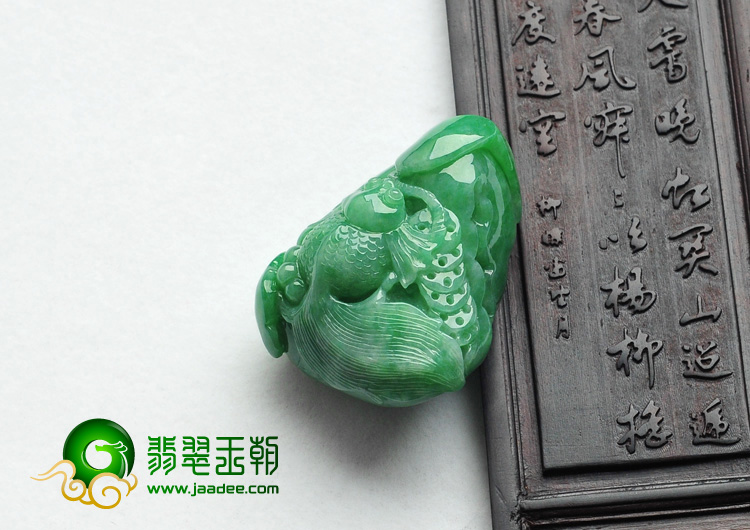 糯冰种翠色缅甸翡翠A货年年有余挂件