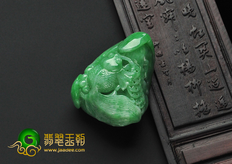 糯冰种翠色缅甸翡翠A货年年有余挂件