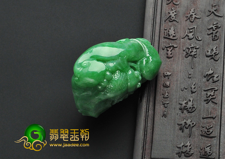 糯冰种翠色缅甸翡翠A货年年有余挂件
