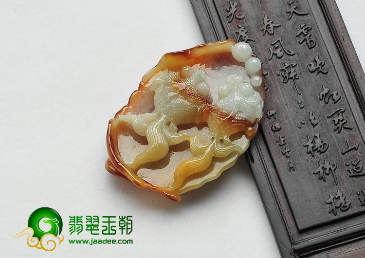 糯冰种褐黄翡缅甸翡翠A货相濡以沫挂件