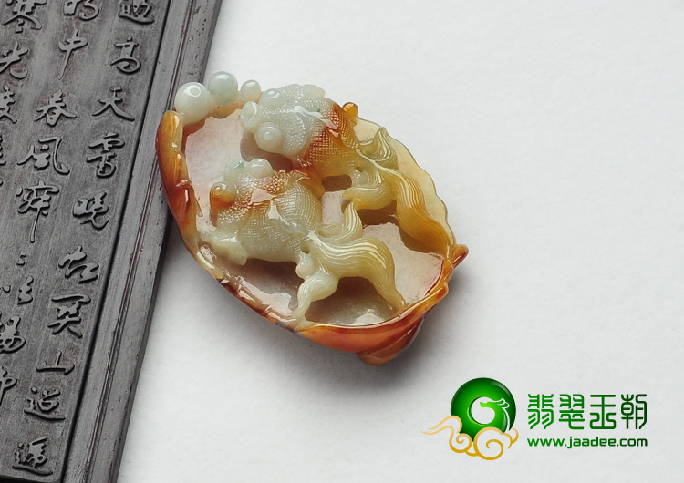 糯冰种褐黄翡缅甸翡翠A货相濡以沫挂件