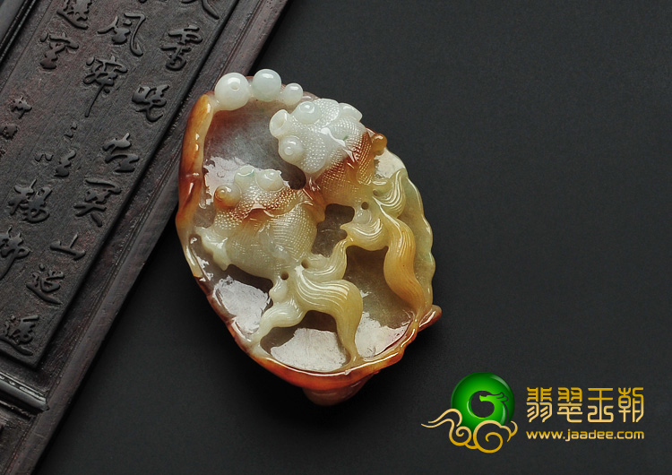 糯冰种褐黄翡缅甸翡翠A货相濡以沫挂件