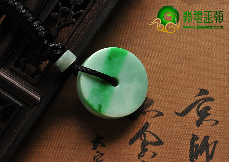 细糯种翠色缅甸翡翠A货平安扣挂件