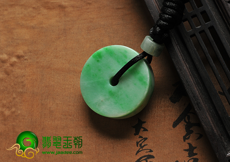 细糯种翠色缅甸翡翠A货平安扣挂件