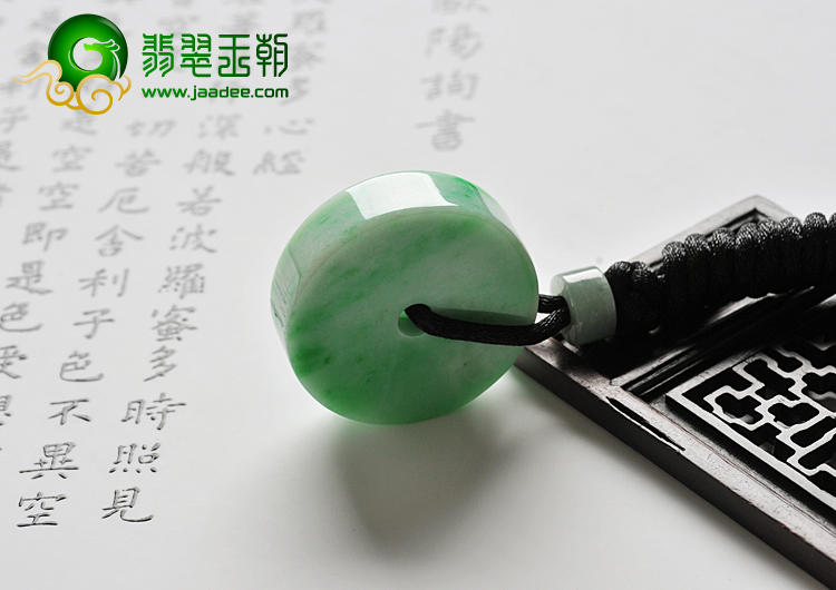 细糯种翠色缅甸翡翠A货平安扣挂件