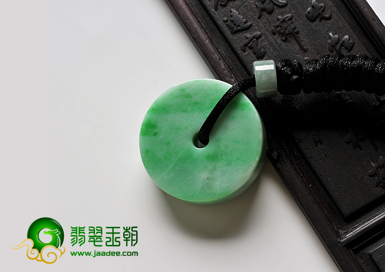 细糯种翠色缅甸翡翠A货平安扣挂件