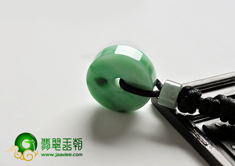 细糯种翠色缅甸翡翠A货平安扣挂件