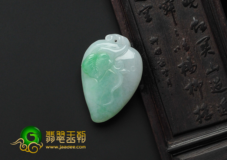 糯冰种翠色缅甸翡翠A货寿桃挂件