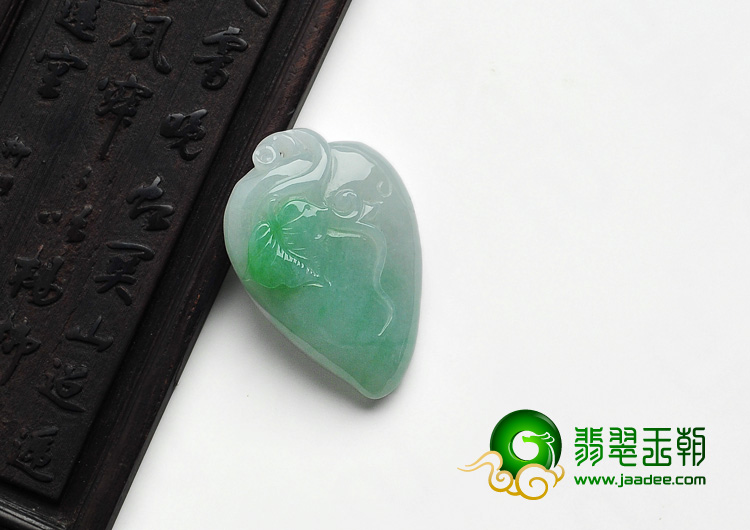 糯冰种翠色缅甸翡翠A货寿桃挂件