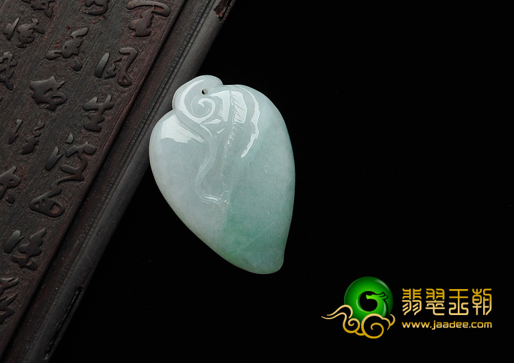 糯冰种翠色缅甸翡翠A货寿桃挂件
