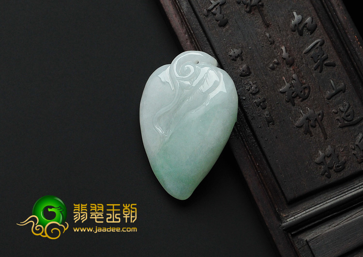 糯冰种翠色缅甸翡翠A货寿桃挂件
