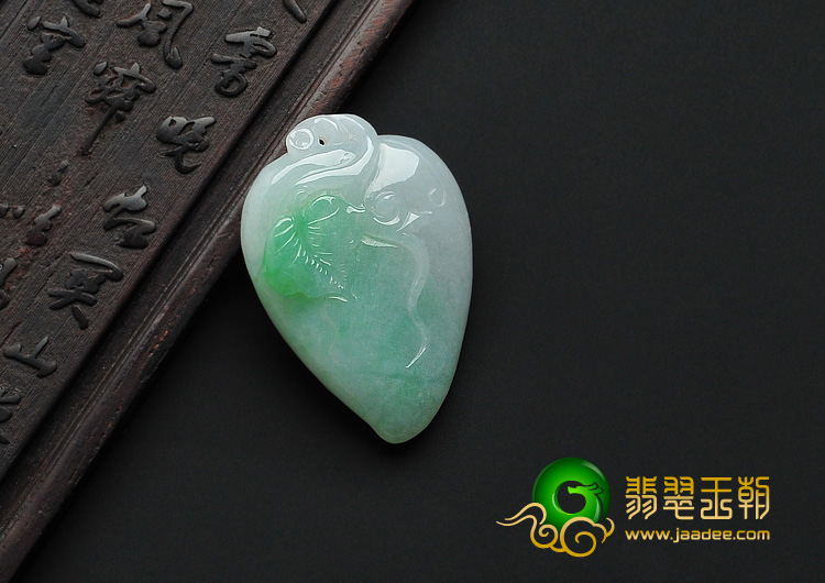 糯冰种翠色缅甸翡翠A货寿桃挂件