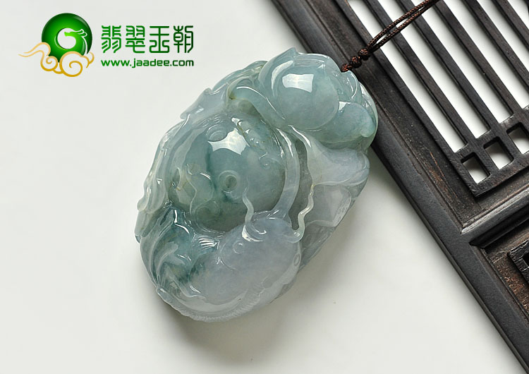 糯冰种飘蓝花缅甸翡翠A货年年有余挂件
