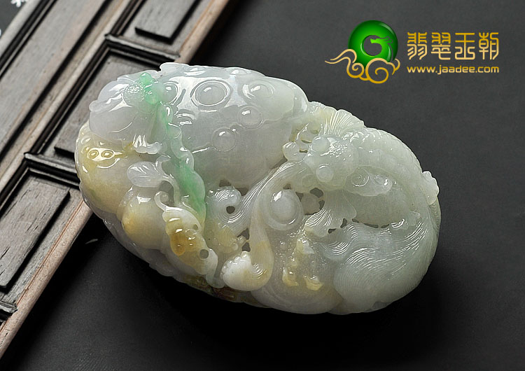 糯冰种三彩缅甸翡翠A货年年有余手玩件
