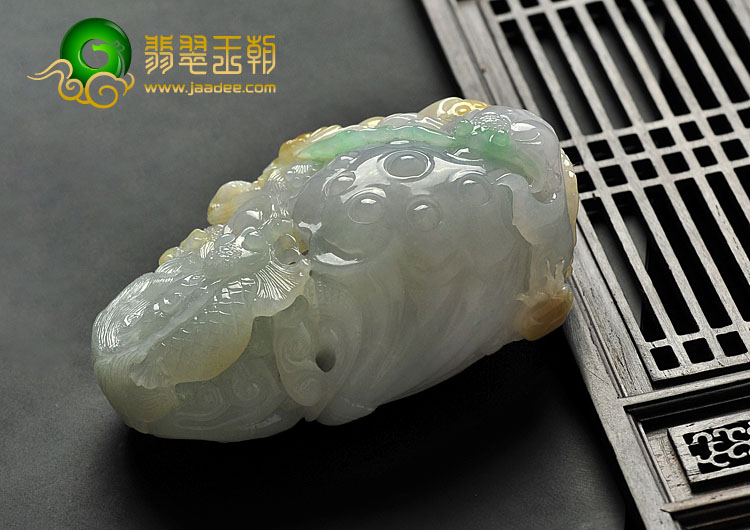 糯冰种三彩缅甸翡翠A货年年有余手玩件
