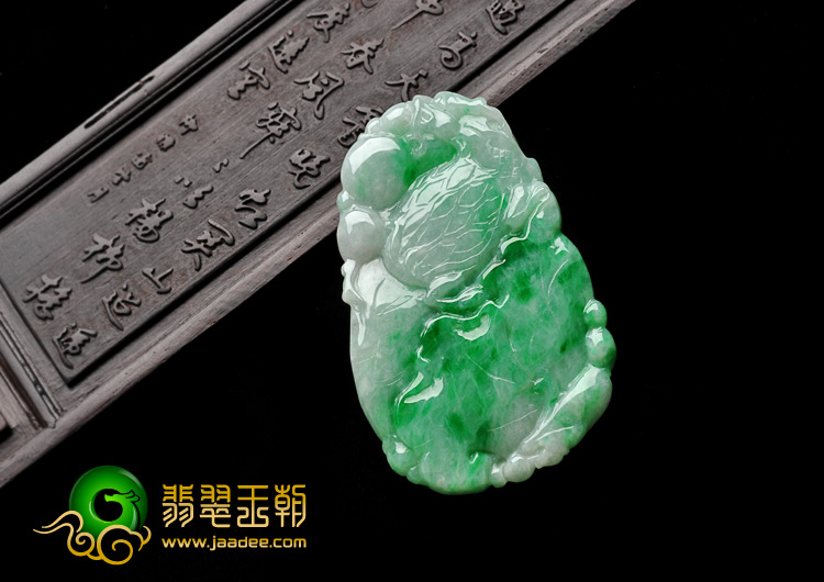 糯冰种翠色缅甸翡翠A货龙头龟挂件
