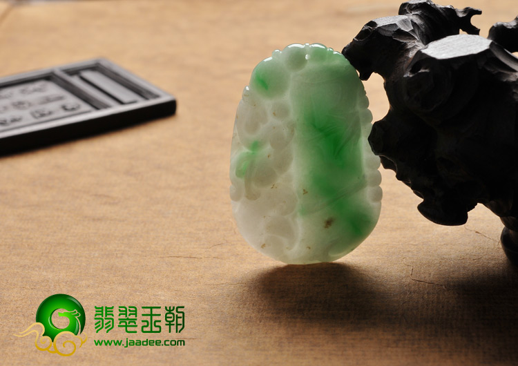 糯冰种翠色缅甸翡翠A货节节高挂件
