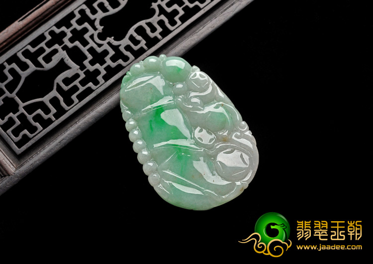 糯冰种翠色缅甸翡翠A货节节高挂件