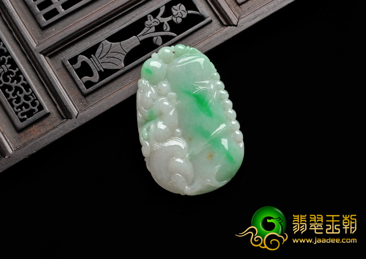 糯冰种翠色缅甸翡翠A货节节高挂件
