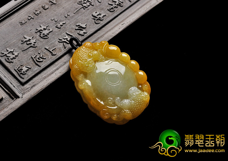 糯冰种黄翡缅甸翡翠A货金蟾送宝挂件