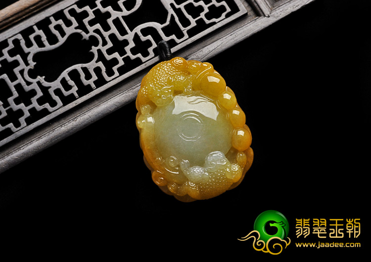 糯冰种黄翡缅甸翡翠A货金蟾送宝挂件