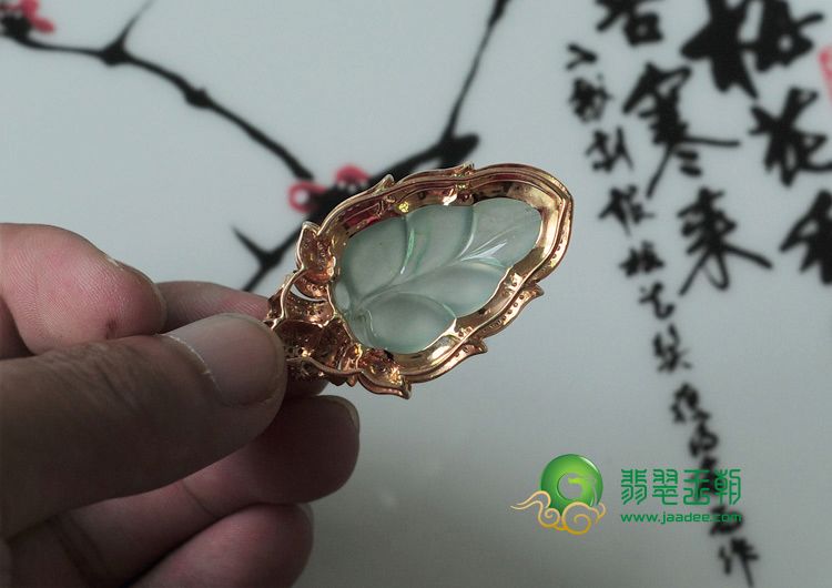 冰玻种略飘翠丝缅甸翡翠镶玫瑰金叶子挂件（真钻）