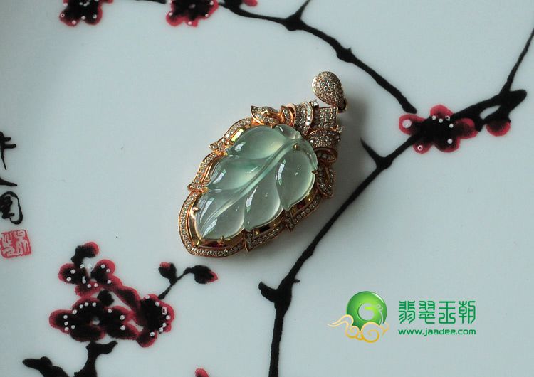 冰玻种略飘翠丝缅甸翡翠镶玫瑰金叶子挂件（真钻）
