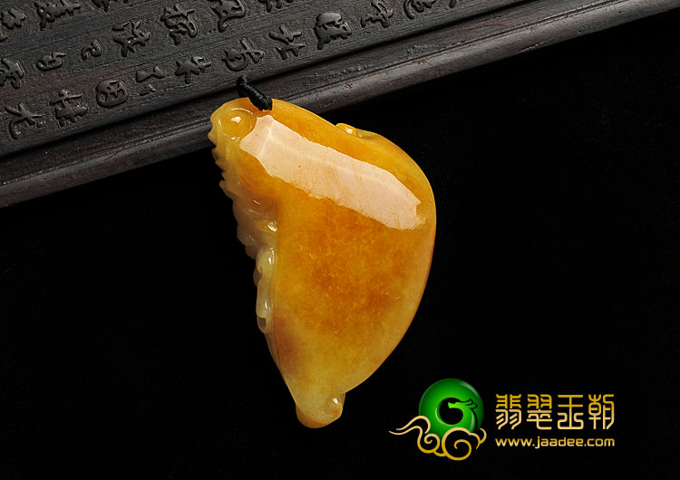 糯冰种黄翡缅甸翡翠A货堂·吉柯德挂件