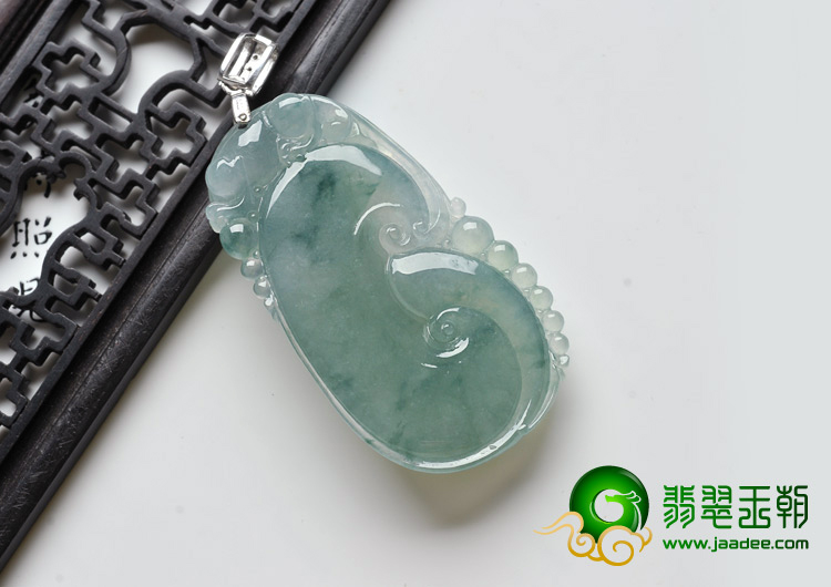 冰种飘花缅甸翡翠A货镶银扣如意寿挂件（水钻）